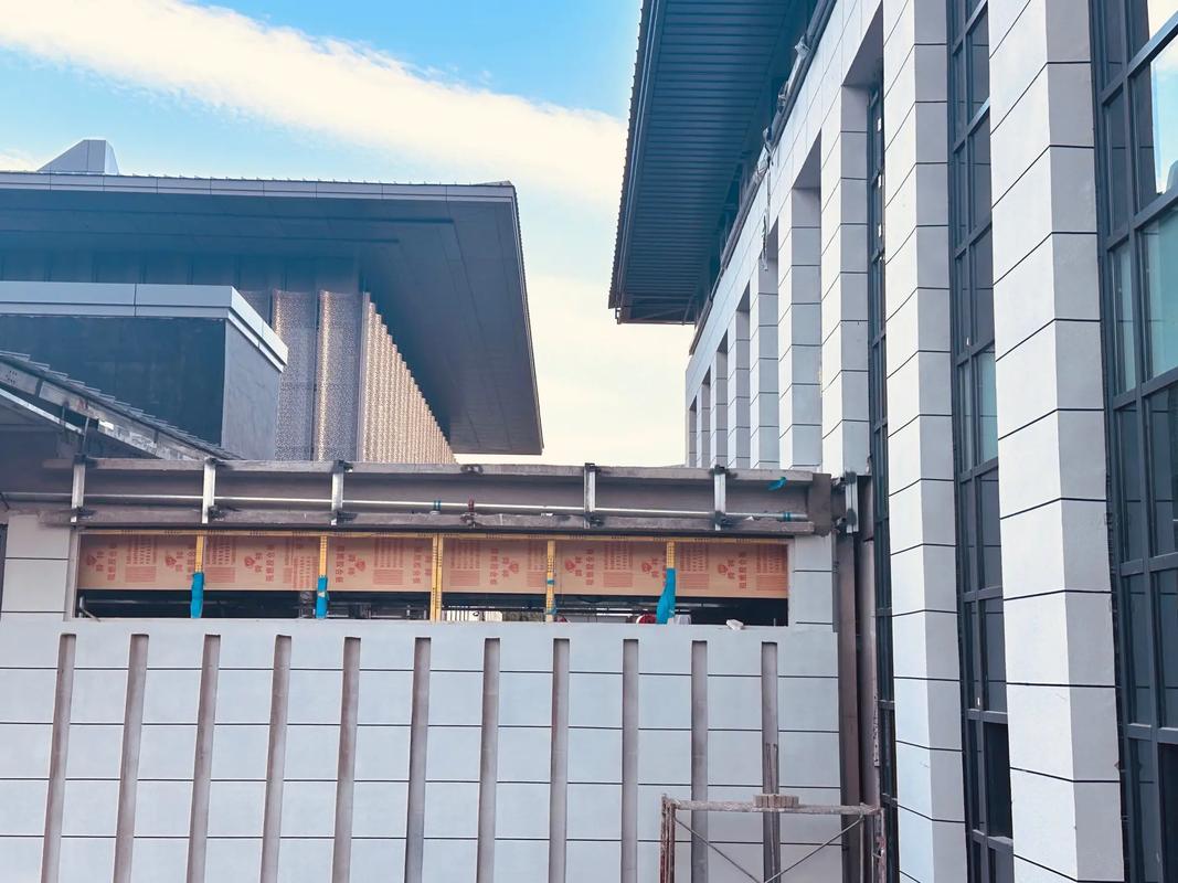 外墻grc構件裝飾工程完工在即.濟寧 研學中心 外墻