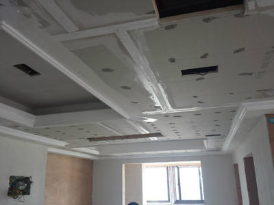 涂防銹漆及貼防裂繃帶。